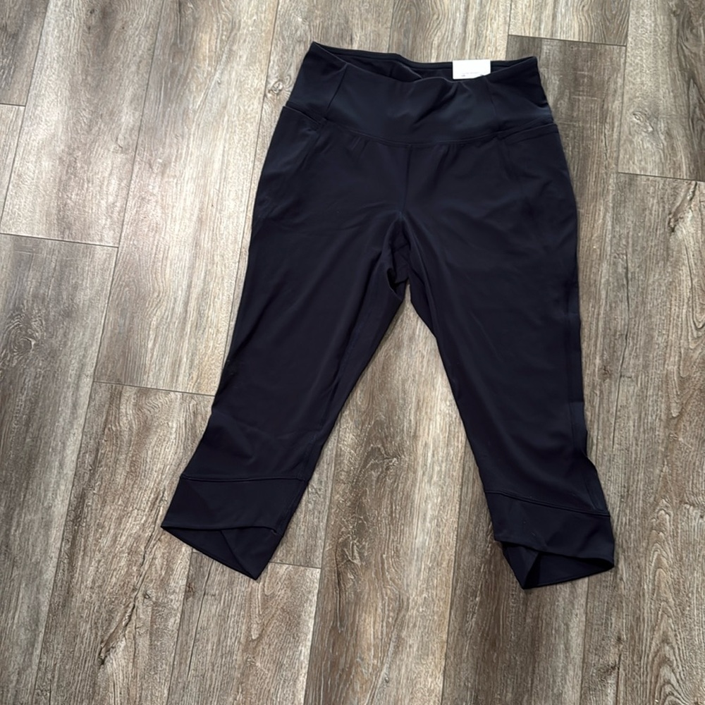 NEW Livi Active black Capri legging 14/16